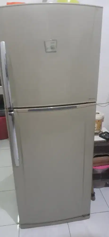 Kulkas 2 pintu toshiba