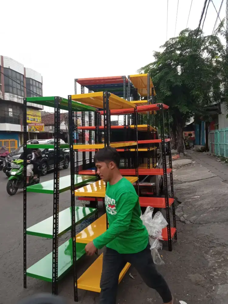 Rak besi rak siku lubang