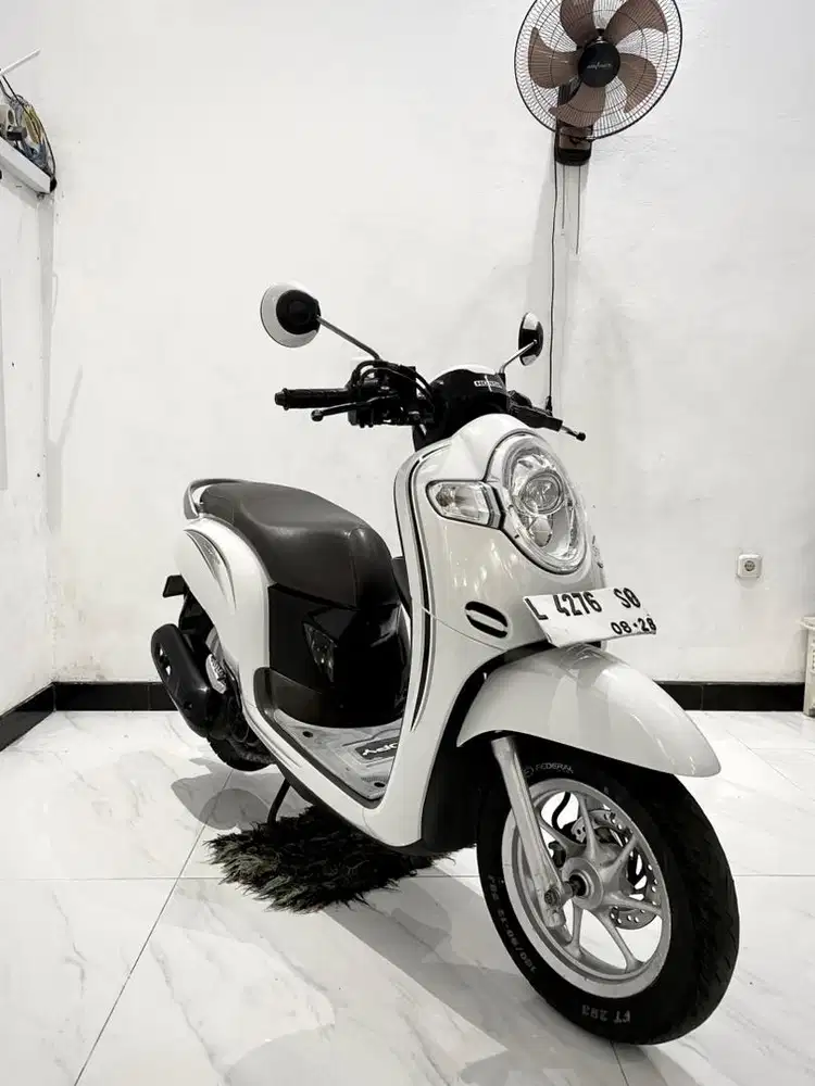 Honda scoopy putih 2018