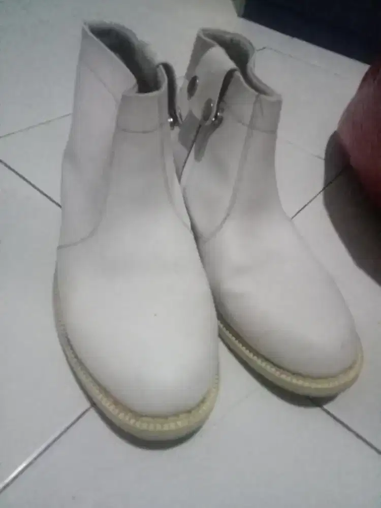 Sepatu putih poltekim