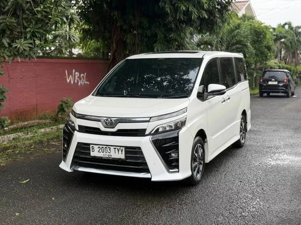 Toyota Voxy 2.0 AT 2019 putih