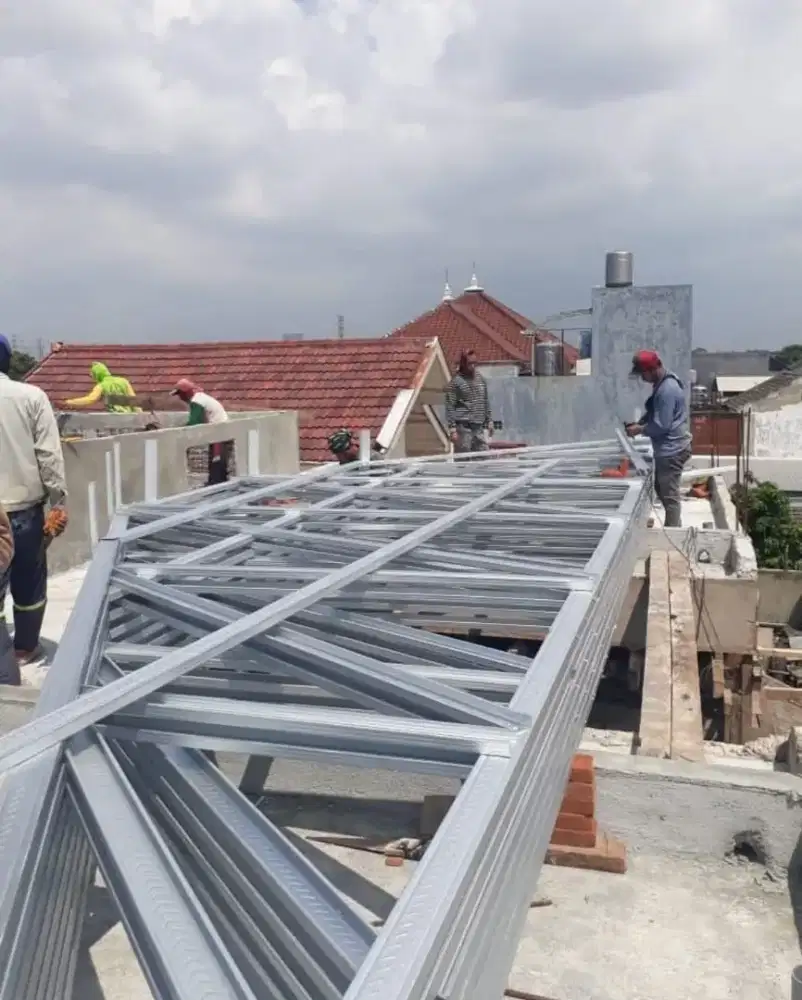 Baja atap dan bangunan rumah