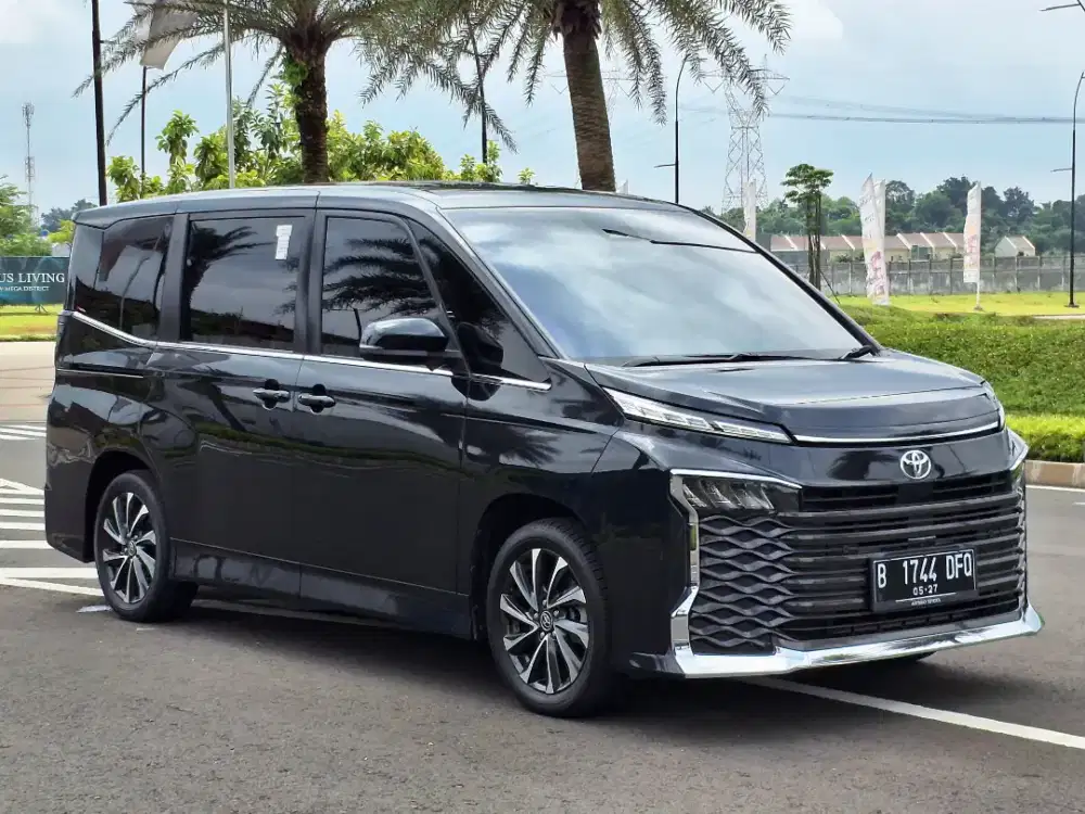 Toyota  Voxy 2.0 Automatic 2022 Bensin Hitam Metalik