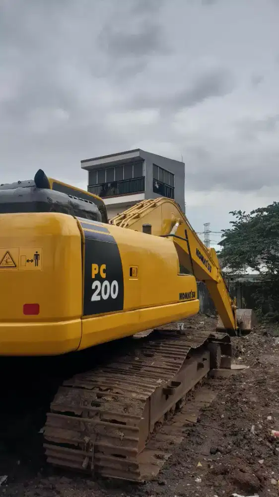 Excavator Komatsu PC 200-8 tahun 2011