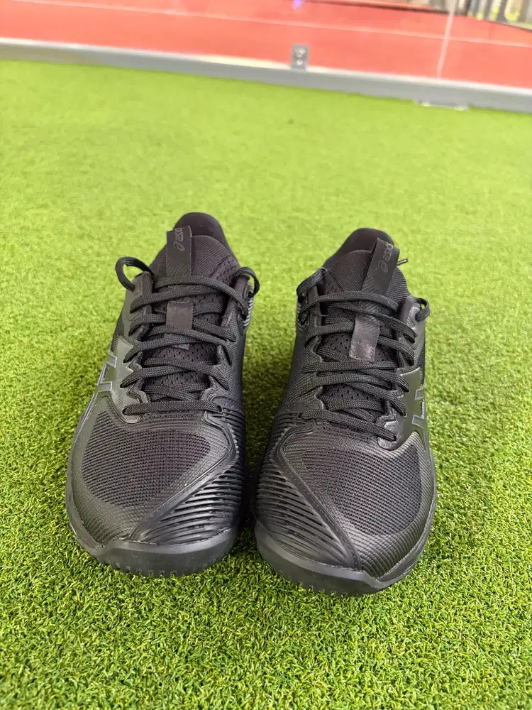 Sepatu padel asics dan raket padel bullpadel indiga