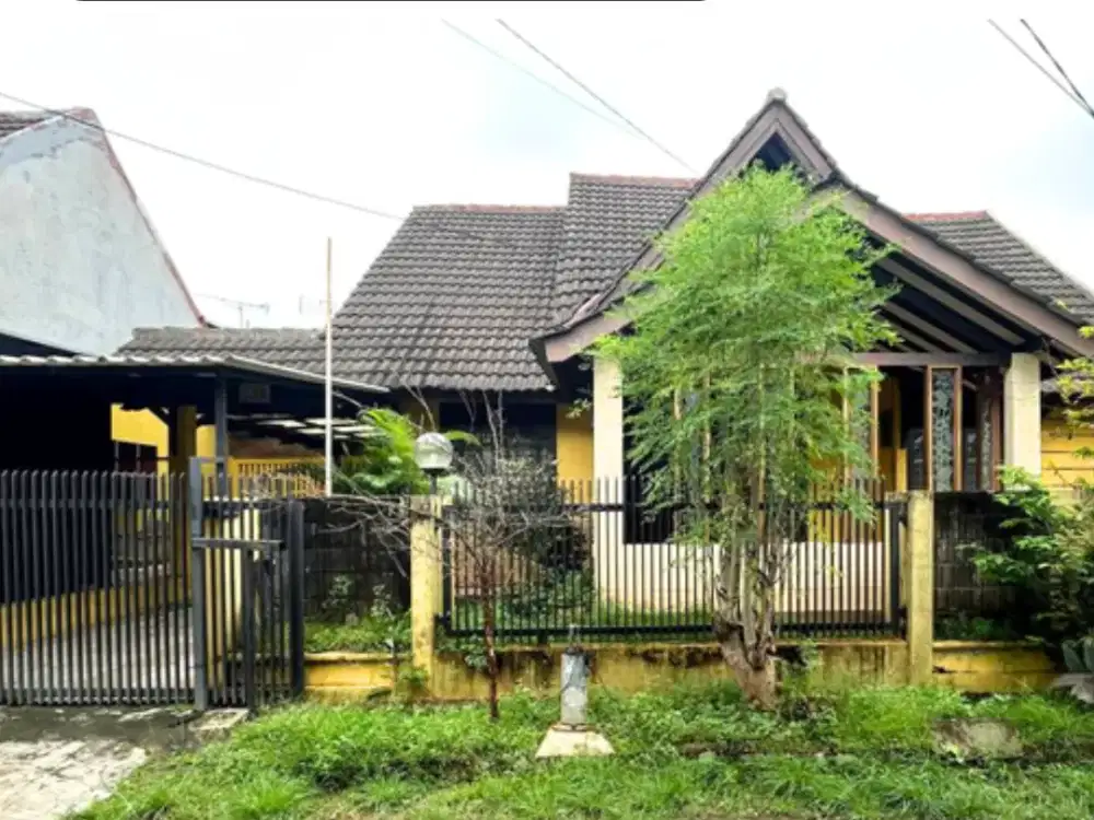 RUMAH SIAP HUNI LUAS DAN ASRI DI LOKASI STRATEGIS