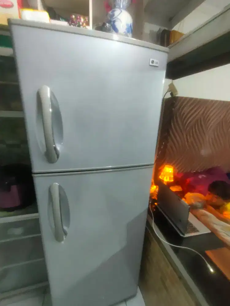 Kulkas jumbo tinggi merk LG mulus normal dingin