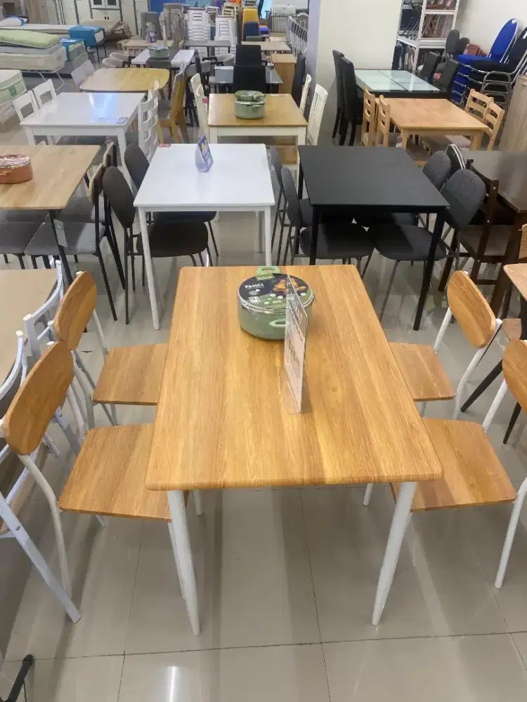 Meja makan kayu minimalis