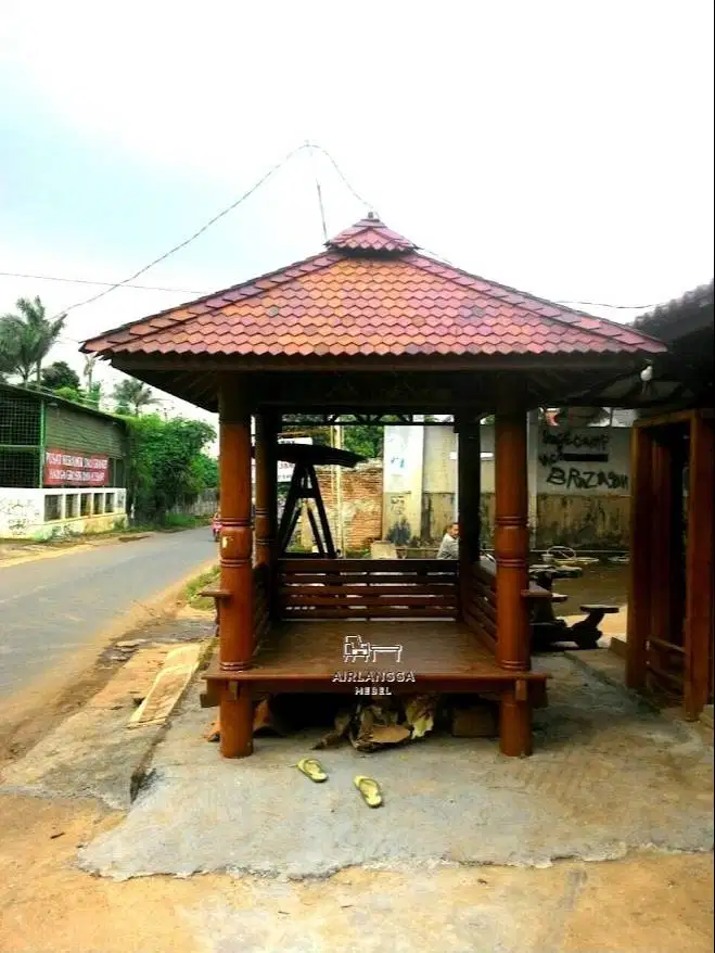 Gazebo dengan kayu kelapa ukuran 2x2 m