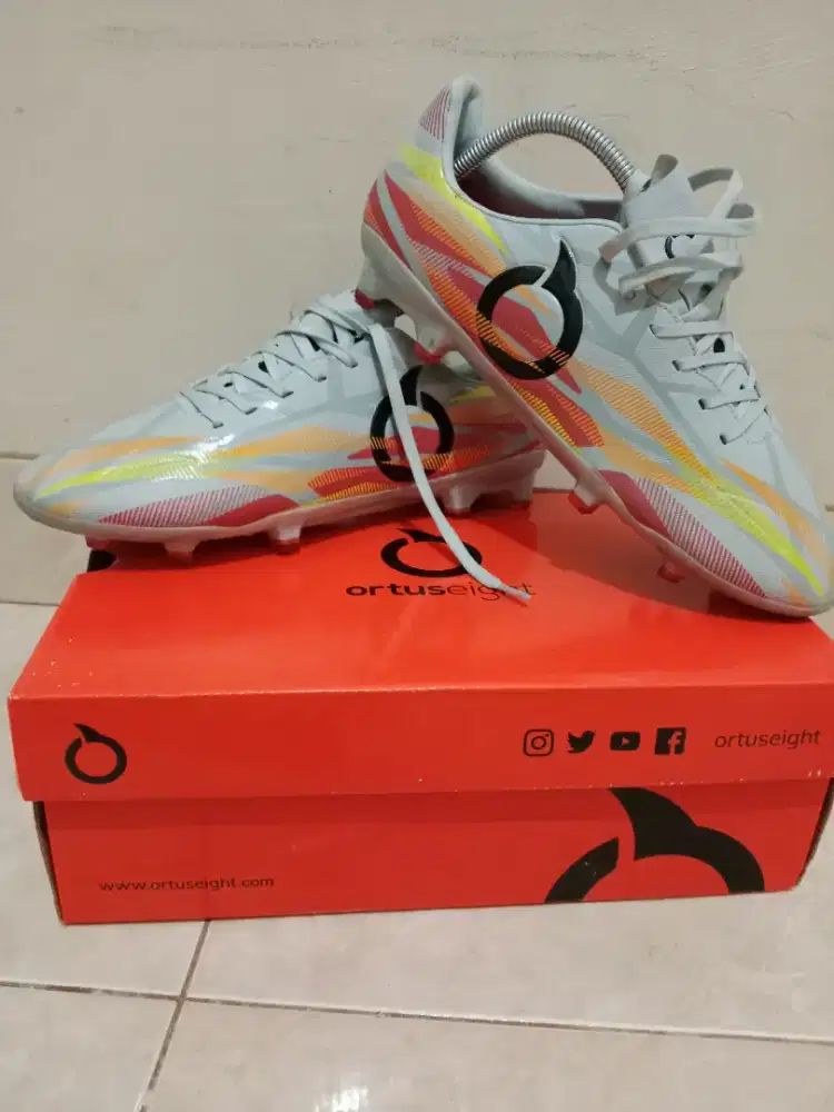 Sepatu bola ortuseight