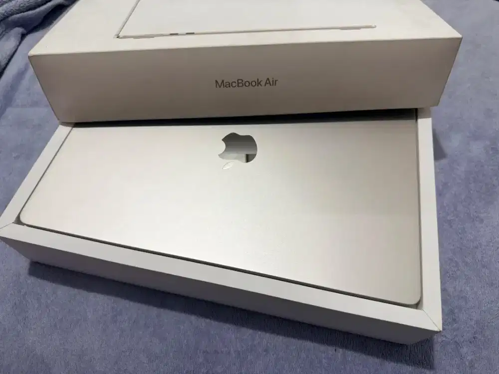 Macbook m3 15 inch 8/256gb