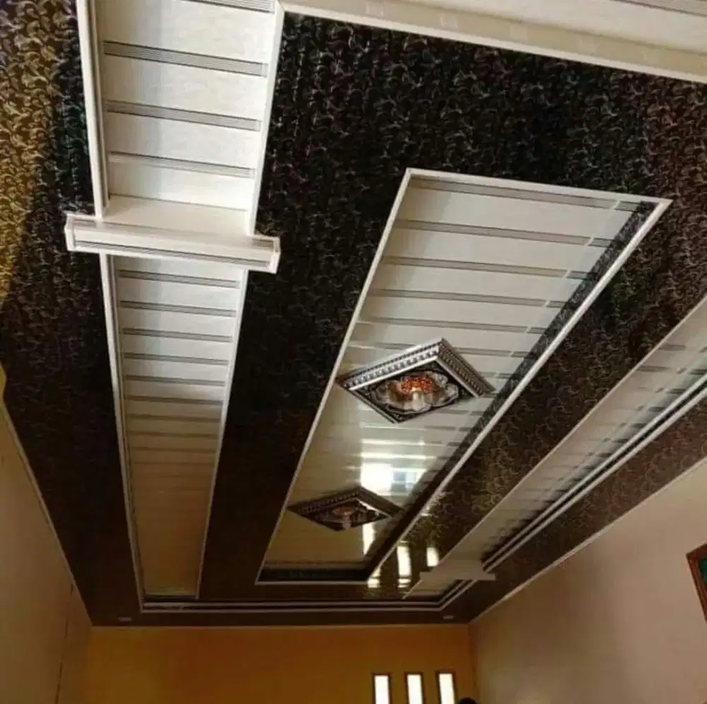 Plafon PVC terpasang dan rangka atap baja ringan
