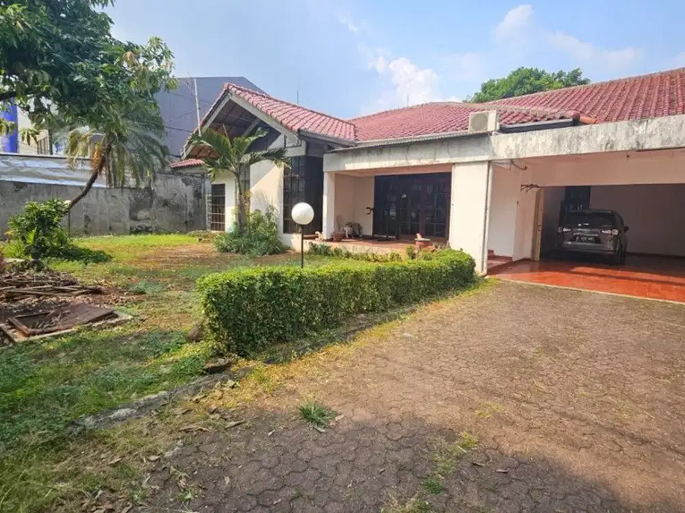 Rumah Klasik Modern dengan Halaman Luas di Kemang! Potensi Komersial Terbaik.