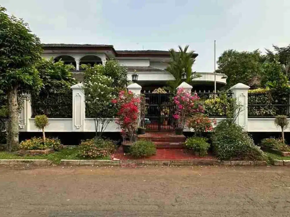Dijual cepat rumah luas posisi hoek lokasi bagus di Cinere