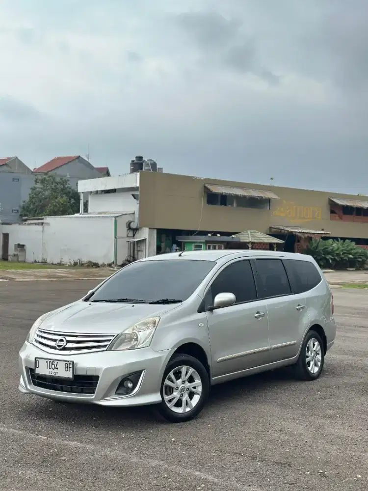 Nissan Grand Livina XV AT 2012