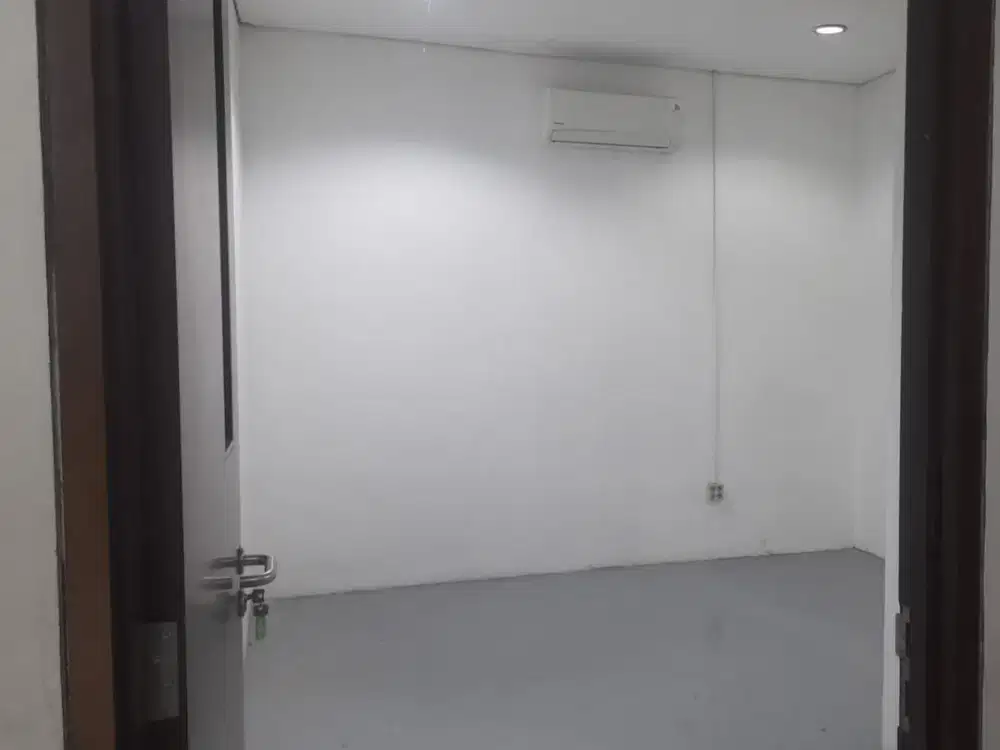 SEWA RITEL DI JAKARTA SELATAN  KUNINGAN  23M2  BARE  180K NEGO