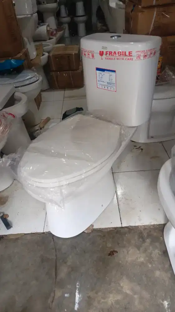 Closet duduk American standar baut samping siap pakai