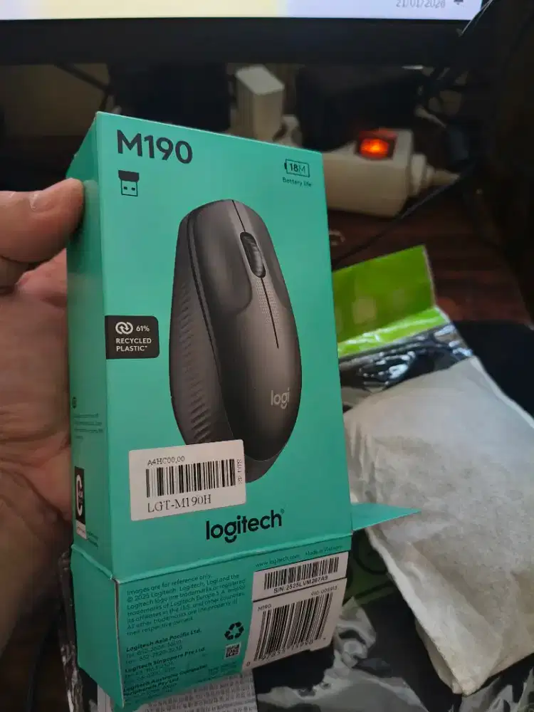 Mouse Logitech M190 Wireless dan Mousepad Robot