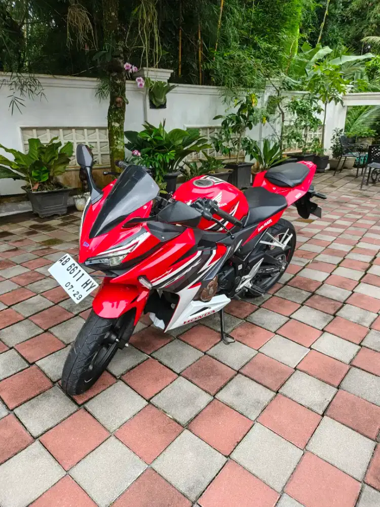 Honda CBR 150 2019 Red white color