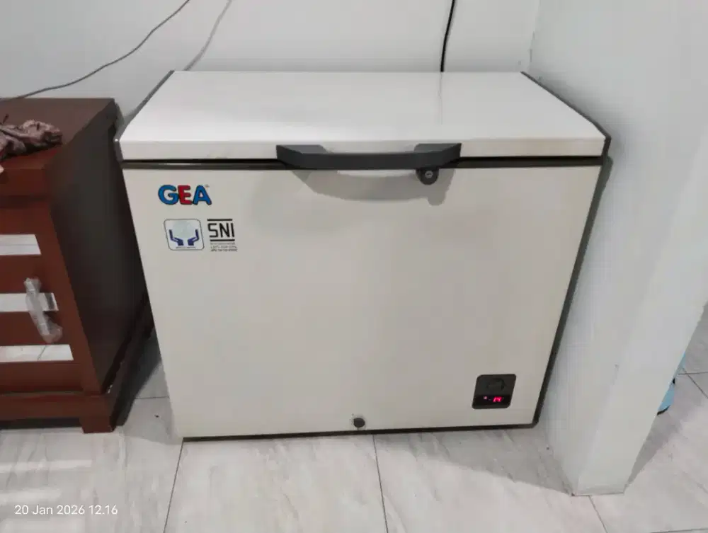 Di jual Freezer Box ukuran 200 liter merk Gea.