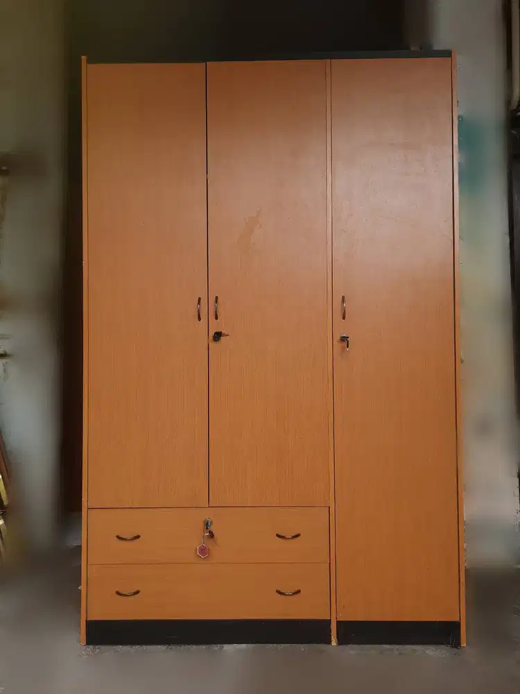 Lemari Pakaian 3 pt 2 laci (122x58x190)