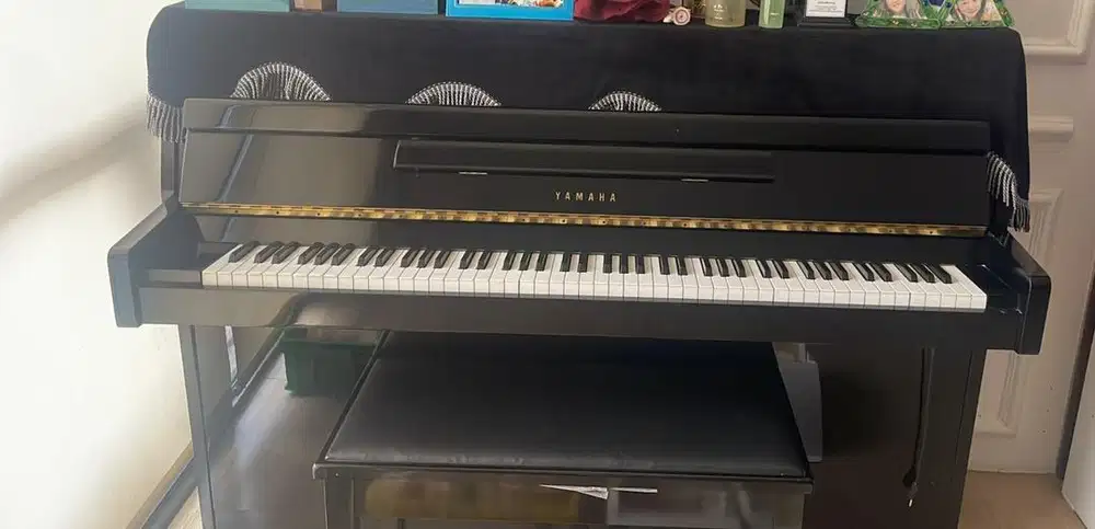 Piano Upright Yamaha LU101 PE hitam