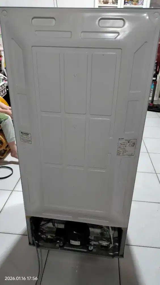 Kulkas sharp showcase 150L black