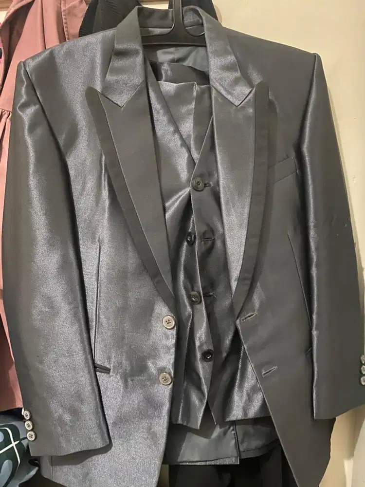 Jas Tuxedo lengkap dengan rompi dan celana