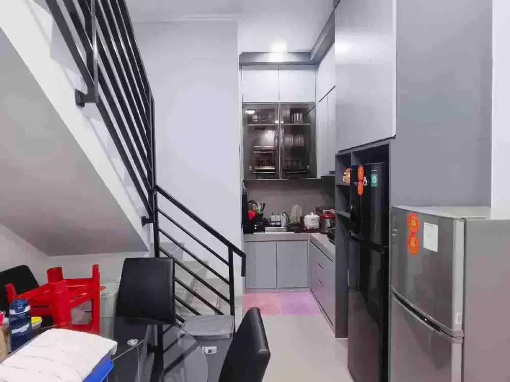 Rumah 3 Lantai Siap Huni Rapi Terawat di Tanjung Duren Semifurnished