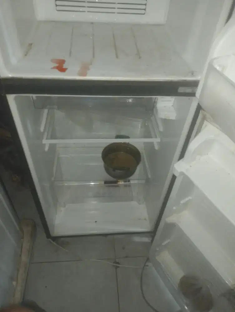 Di jual kulkas bekas merek aqua