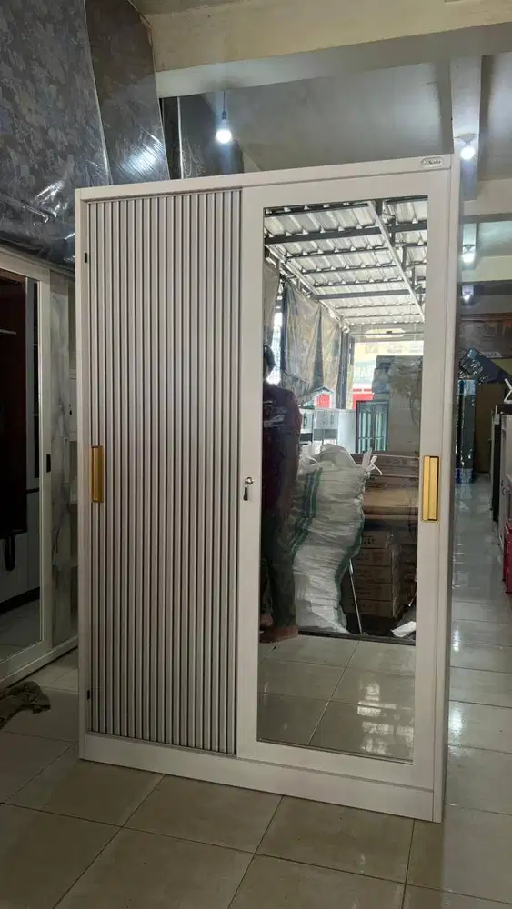Lemari Besi Pakaian 2 Pintu Sliding Tinggi 190 cm