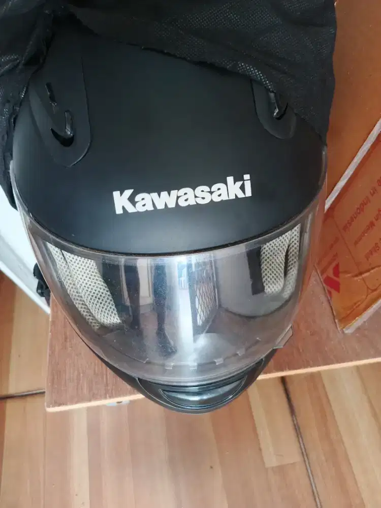 Di jual helm Kawasaki warna hitam