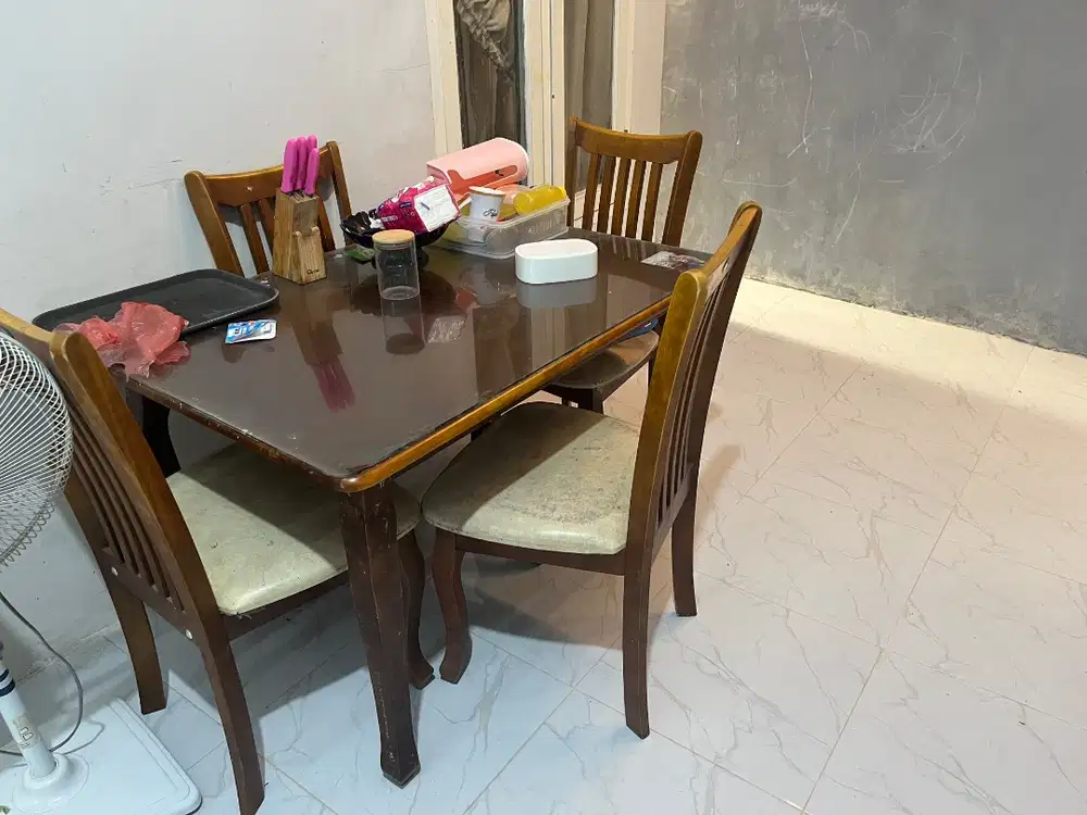 Meja makan 4 kursi