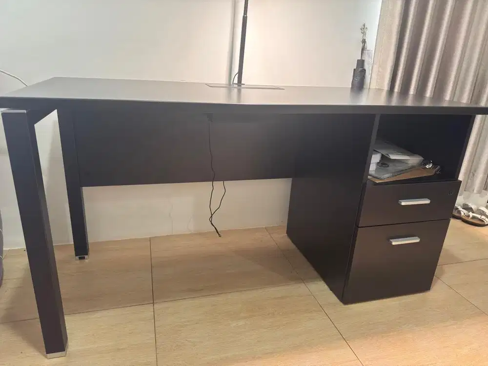 Meja Kerja Profesional, Meja kantor/rumah