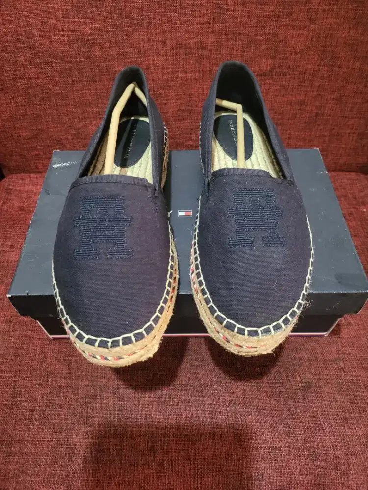 Sepatu Tommy Hilfiger