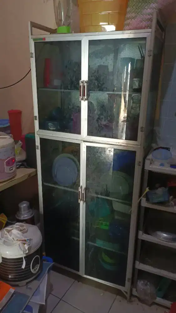 Lemari piring masih bagus mulus kaca tebal
