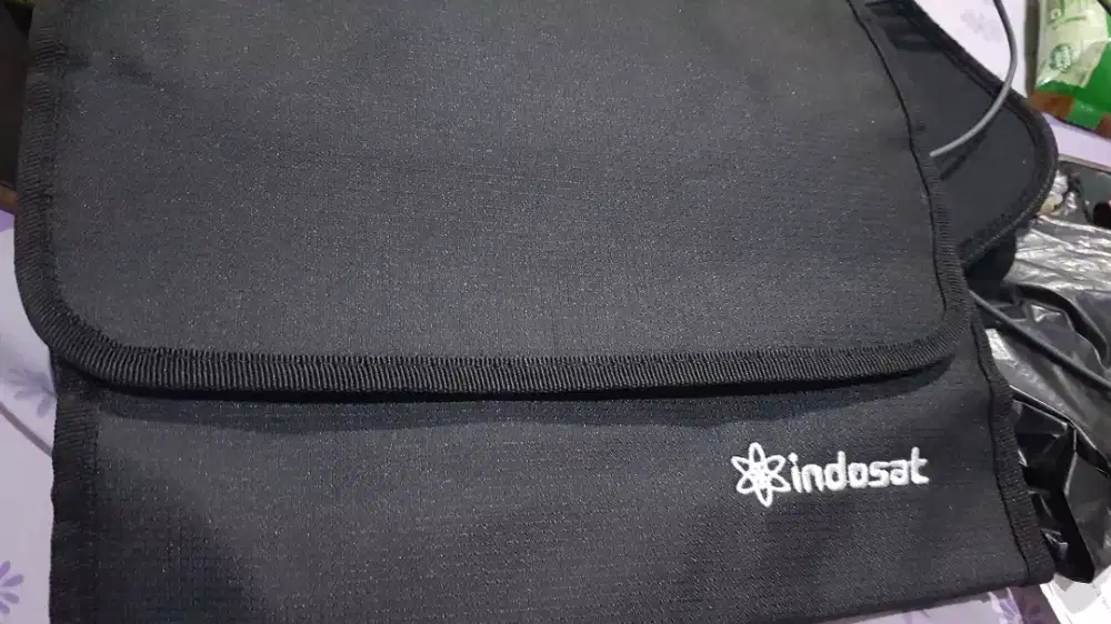 Uniqlo tas hitam indosat