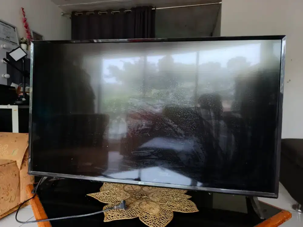 Smart TV LG 42 layar bergaris dan goyang