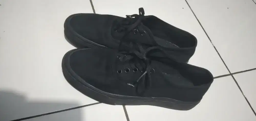 Sepatu vans authentic fullblack size 43