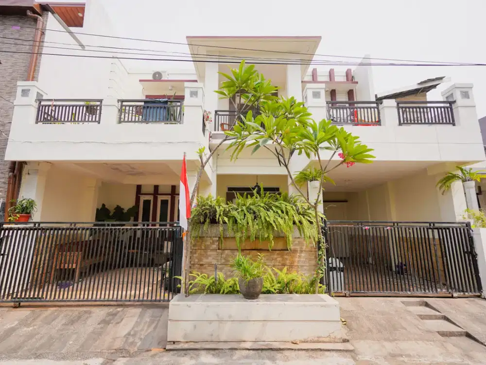 Rumah Luas 4 KT 8 Menit ke Gerbang Toll Becakayu Hadap Timur J-24165