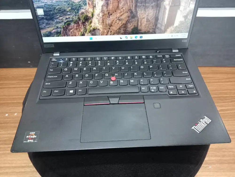 Laptop Slim Lenovo Thinkpad X395 VGA AMD Radeon Vega 8 Resolusi FullHD