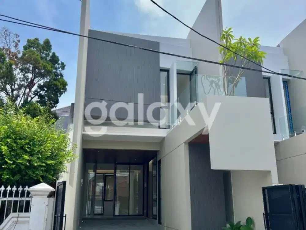 Rumah industrialis modern di Manyar Tirtoasri