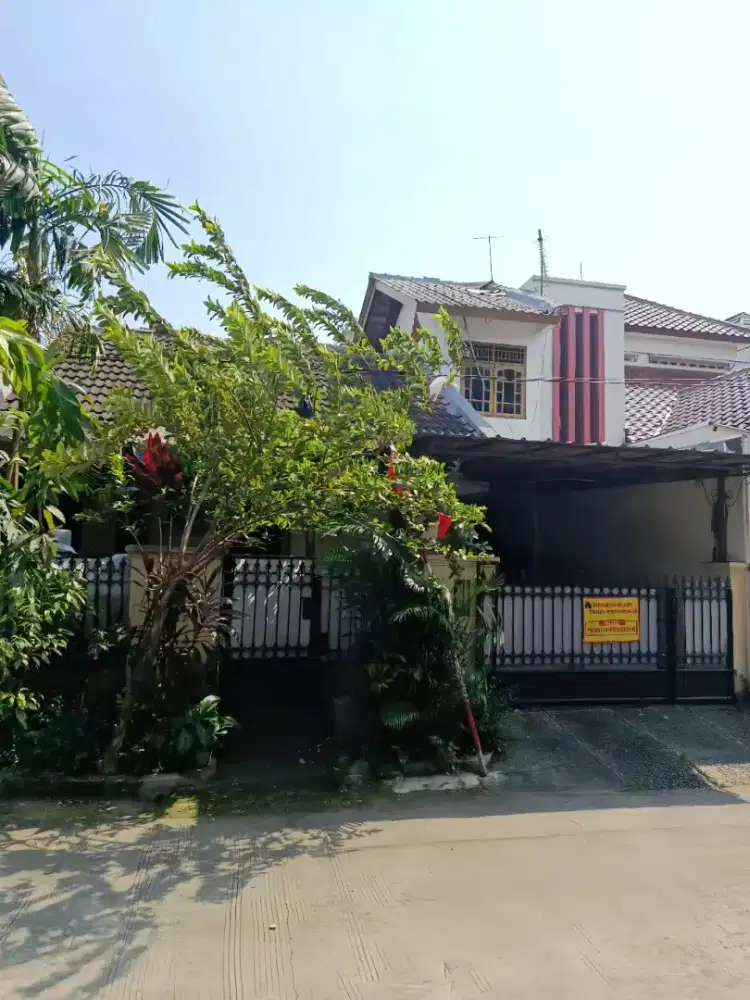 DIJUAL RUMAH 2 LANTAI SIAP HUNI DI LOKASI STRATEGIS
