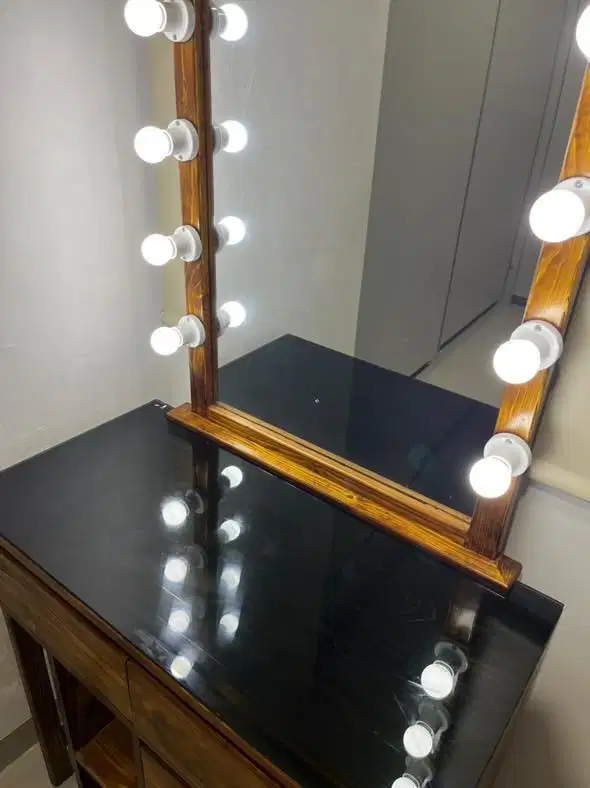 Meja rias dan 2 nakas