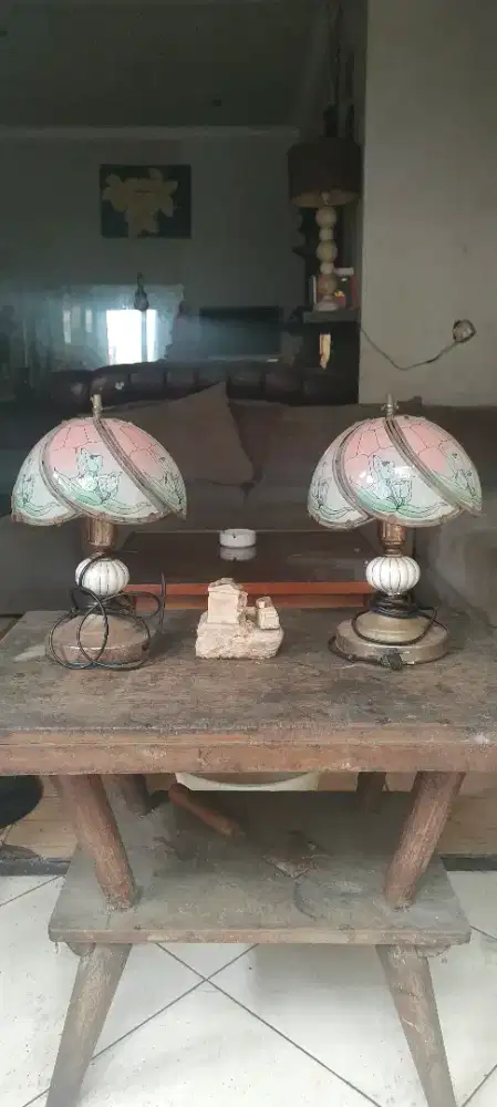 Sepasang lampu antik