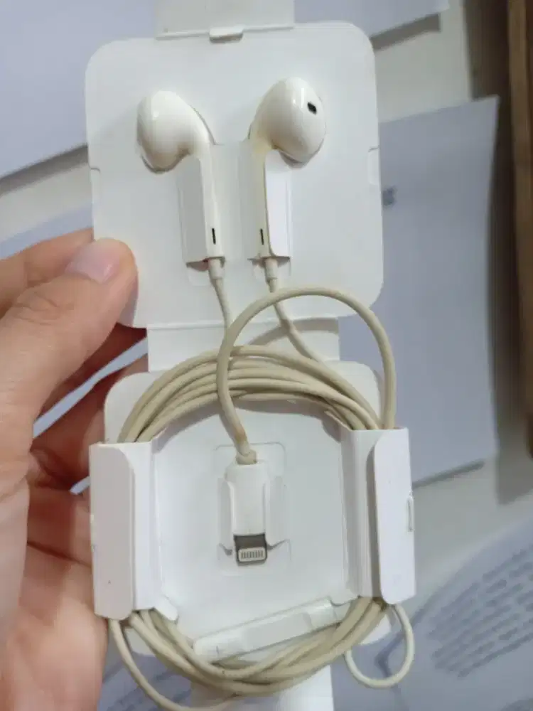 Headset lightning iPhone original bawaan