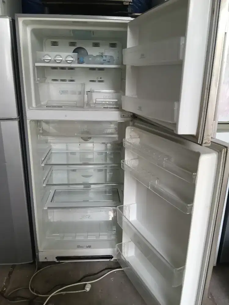 Lemari Es Electrolux 2 pintu jumbo