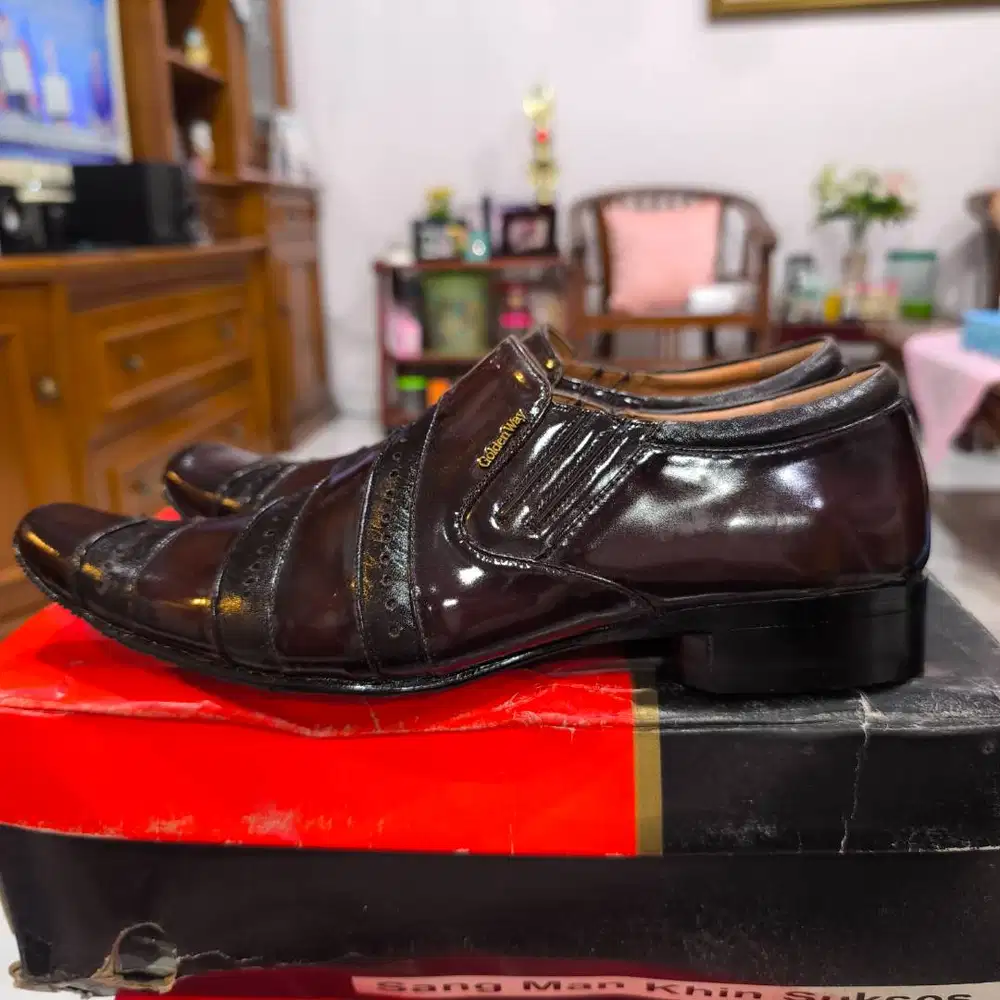 Sepatu Pantofel Golden Way GA024 Warna Coklat Tua Size 40