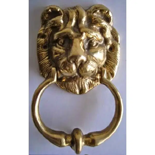 Vintage antik alat untuk mengetuk pintu