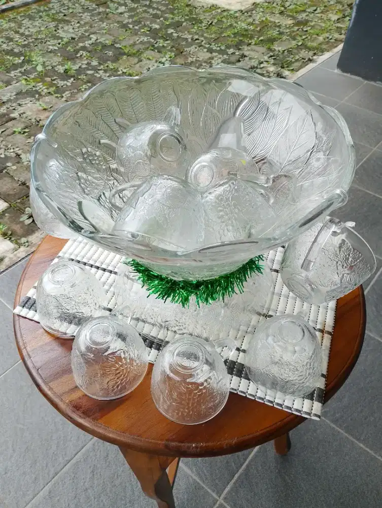 Tempat untuk es buah dan piring kue